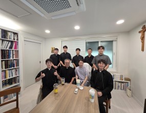 ﻿대전가톨릭대학교 부제(대전교구 2명, 청주교구 4명, 수도회(프란치스코전교봉사수도회) 1명) 및 지도신부 연구소 방문 어제(9일) 10시에 대전가톨릭대학교 부제반 7명과 지도신부(김대건 베드로 신부)가 연구소에 방문하였습니다.연구소의 업무 소개와 함께 소장 중인 사료들을 보여주었고공주 향옥 터, 공주목 관아, 공주중동성당 등 공주의 신앙 유산들을 살펴보았습니다.